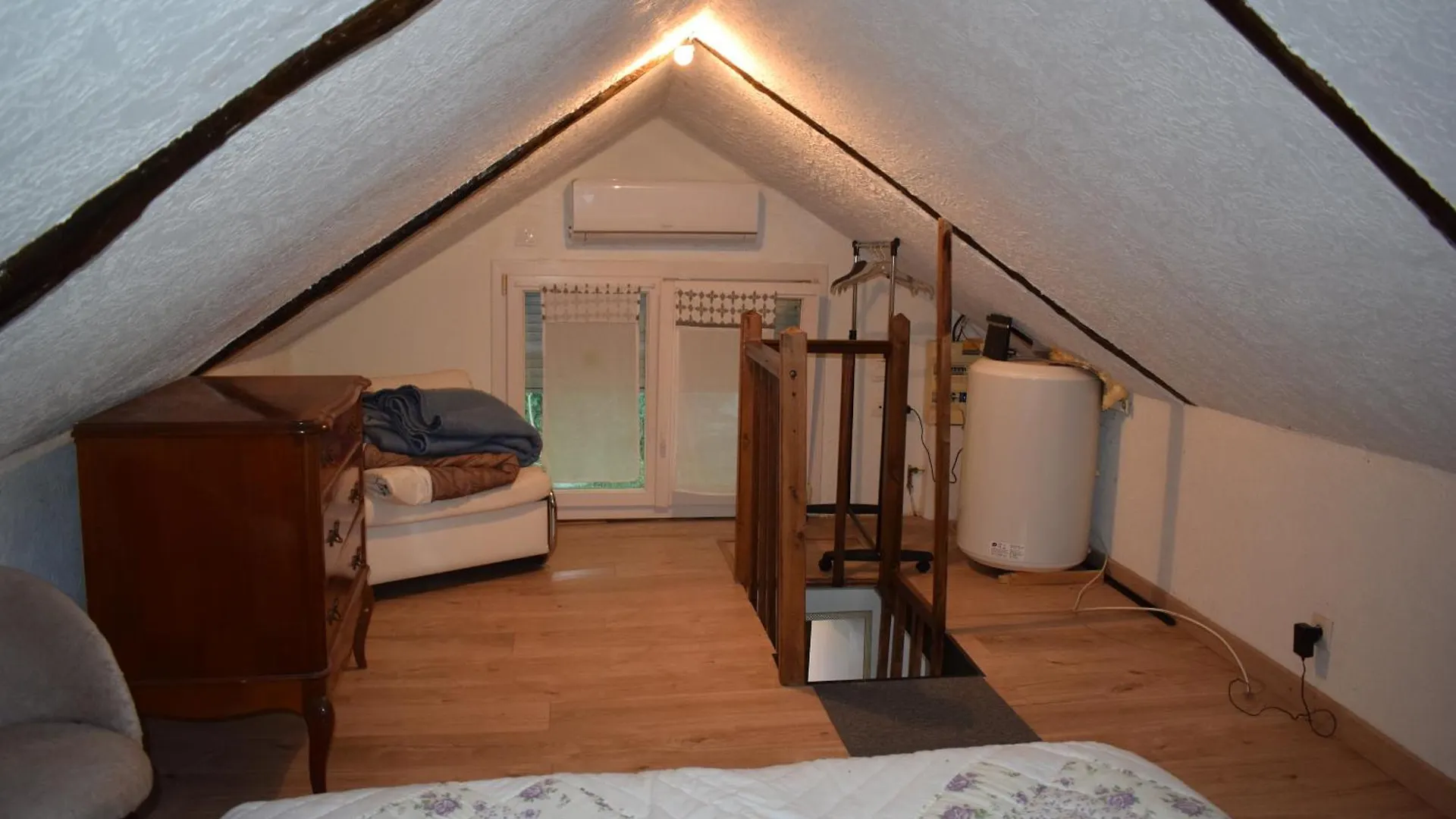 Chalet Climatise En Bordure De Riviere Mansardee Trébas